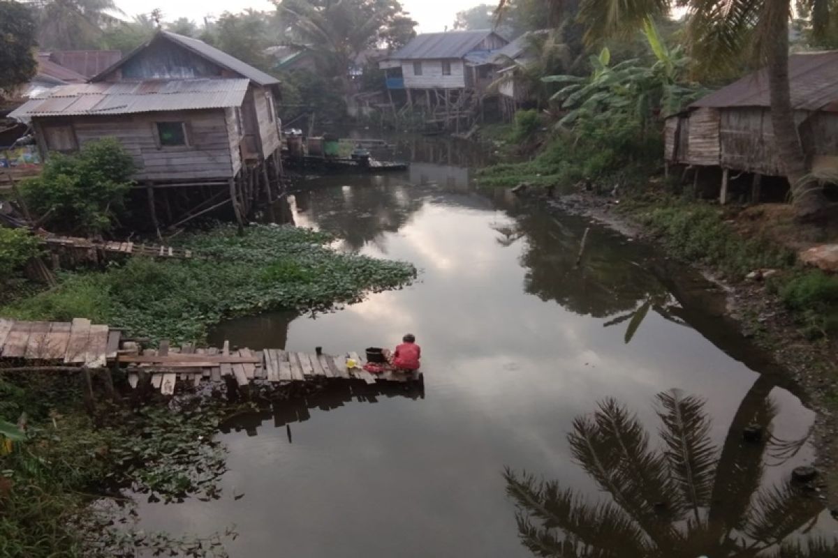 Warga Palembang keluhkan kabut asap, jarak pandang 10 meter