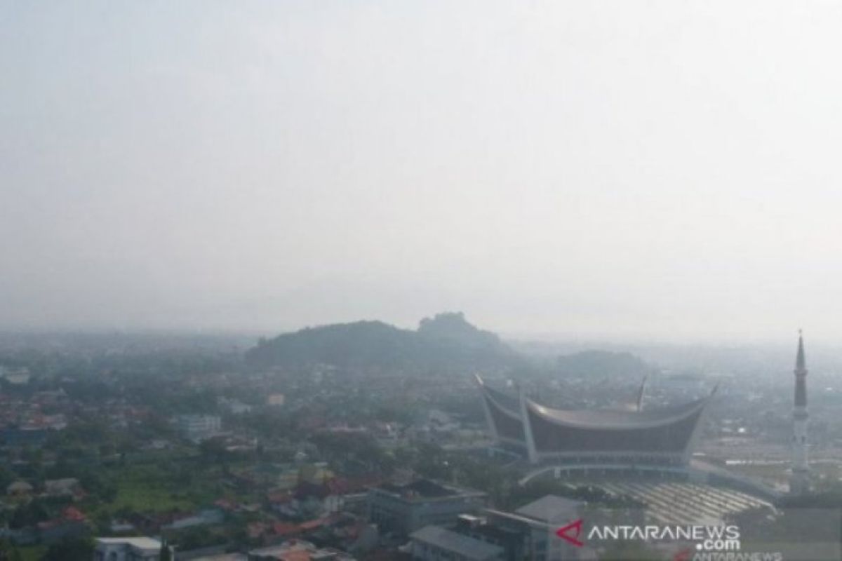 Kabut asap di Padang semakin pekat, jarak pandang turun jadi enam kilometer