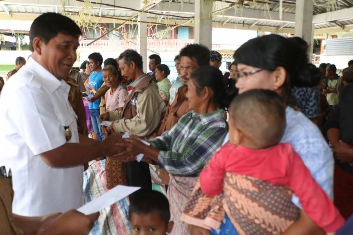 Tali asih untuk 100 KK korban bencana di Samosir
