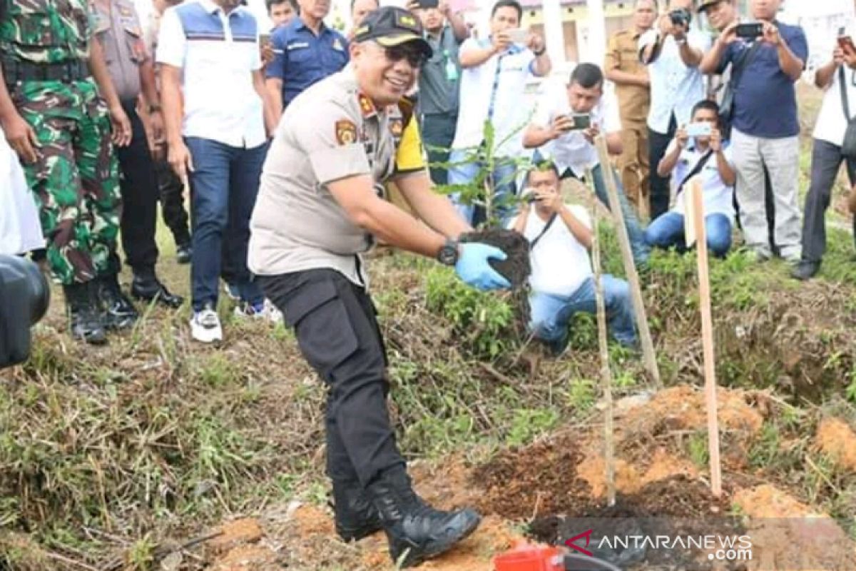 Tanam 5 ribu pohon, Kapolres Taput berharap penebangan liar dihentikan