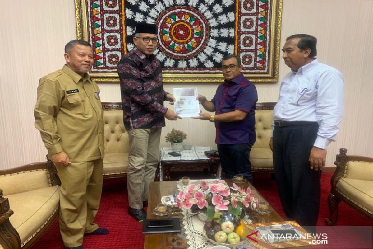 Bupati Aceh Jaya serahkan dokumen KEK dan KIT Alue Bieng kepada Gubernur Aceh