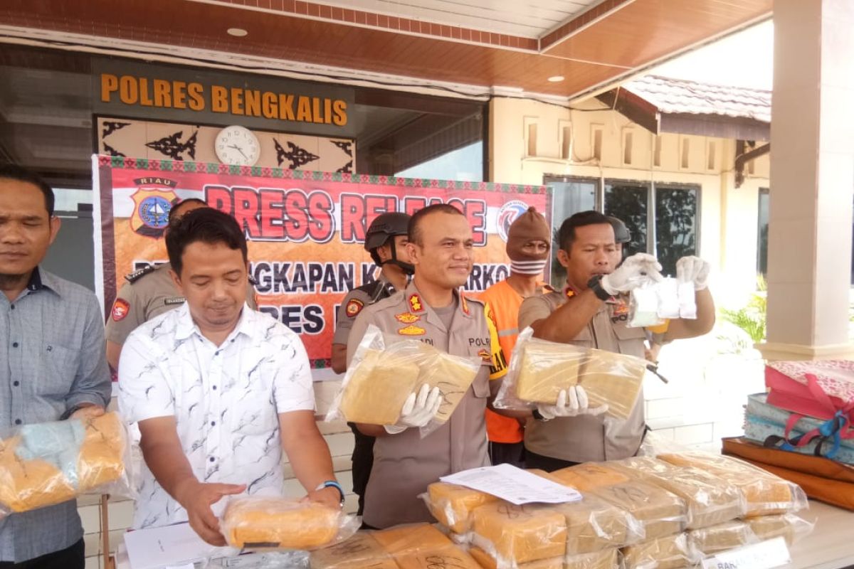 Polres Bengkalis ringkus kurir pembawa sabu 27,1 kg