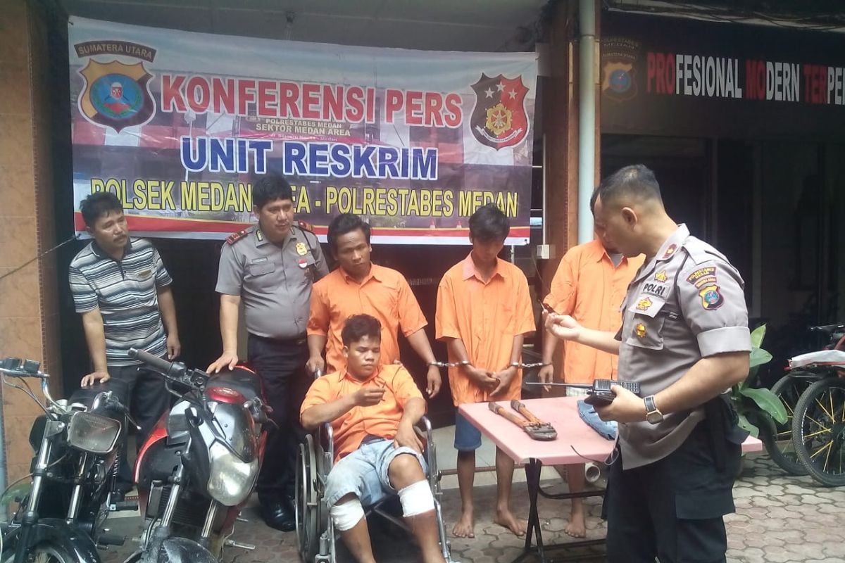 Polisi tembak bos 