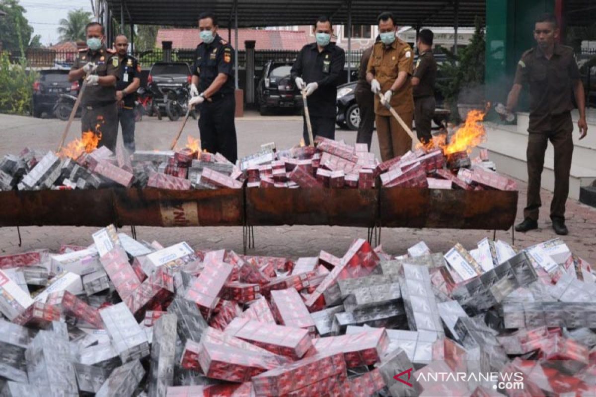 Kejari musnahkan puluhan ribu bungkus rokok ilegal di Aceh Timur