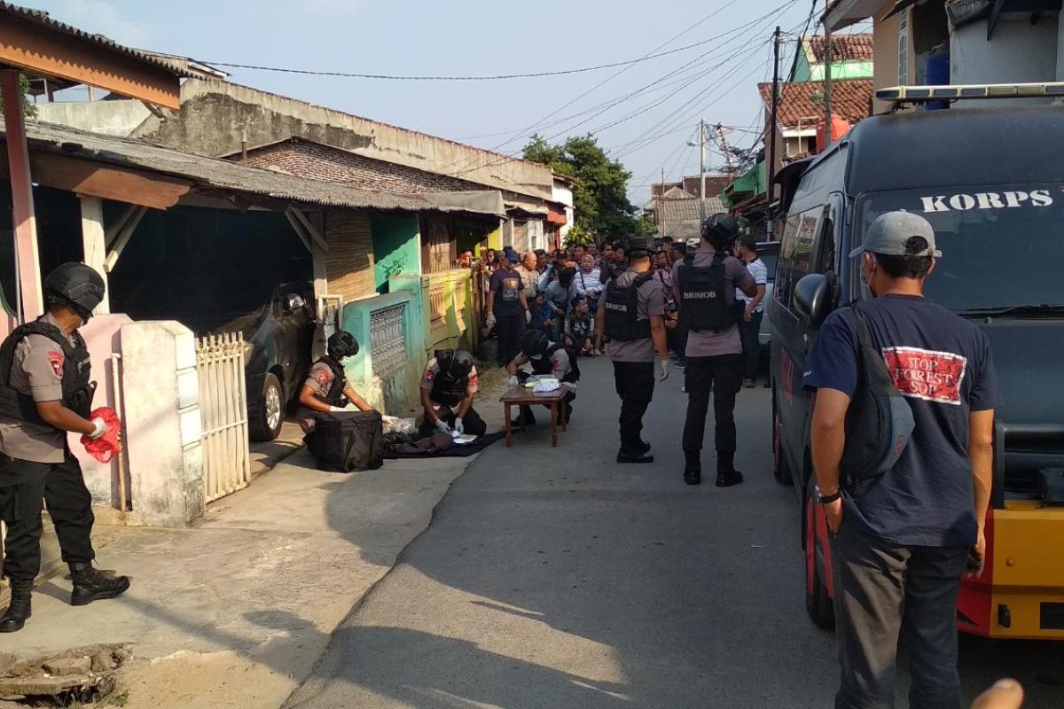 Di Way Halim Lampung Densus 88 geledah rumah terduga teroris