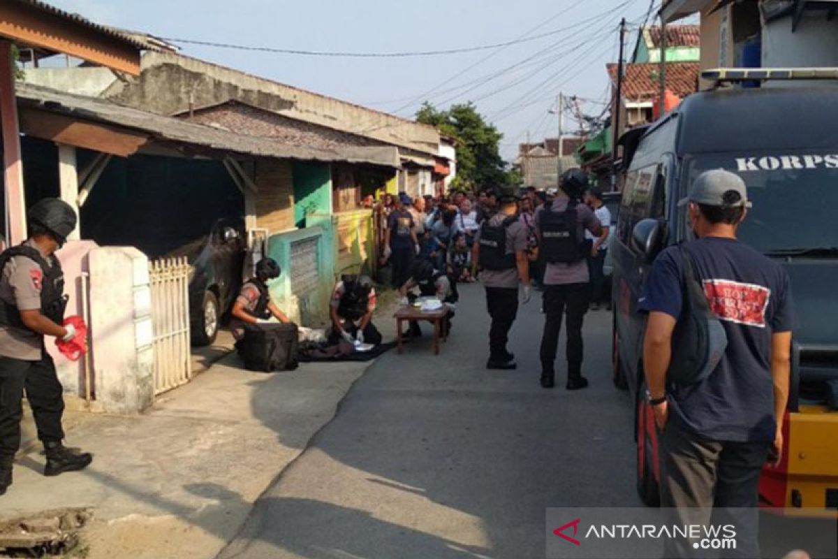 Densus 88 geledah rumah terduga teroris di Way Halim Lampung