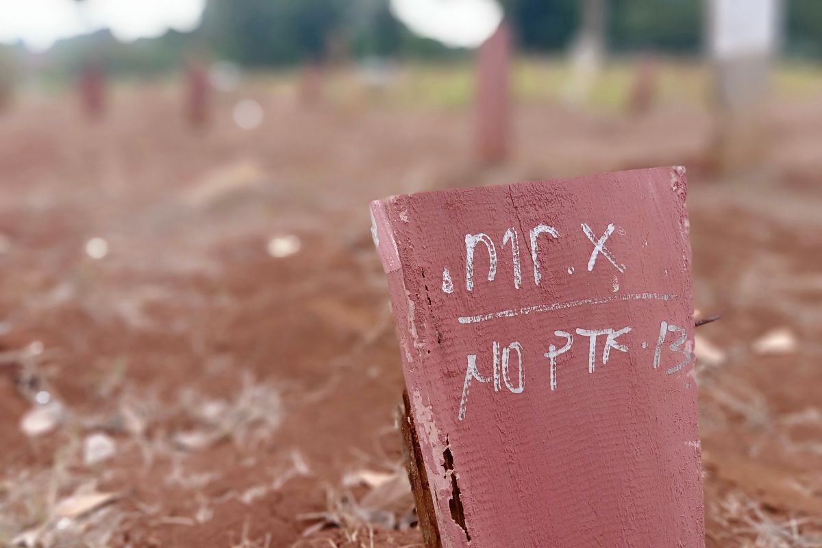 Pasutri tewas tergantung di Labuhanbatu dimakamkan