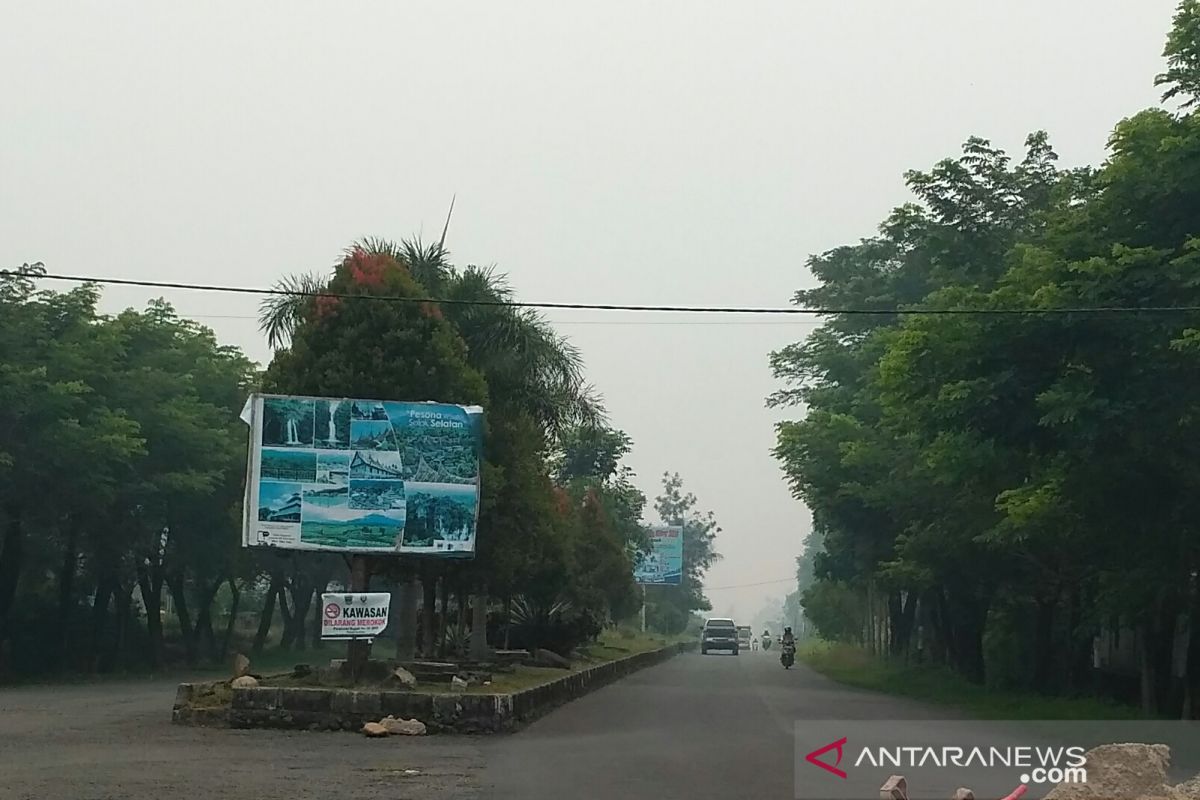 Di Solok Selatan, masyarakat mulai merasakan mata perih akibat tebalnya kabut asap