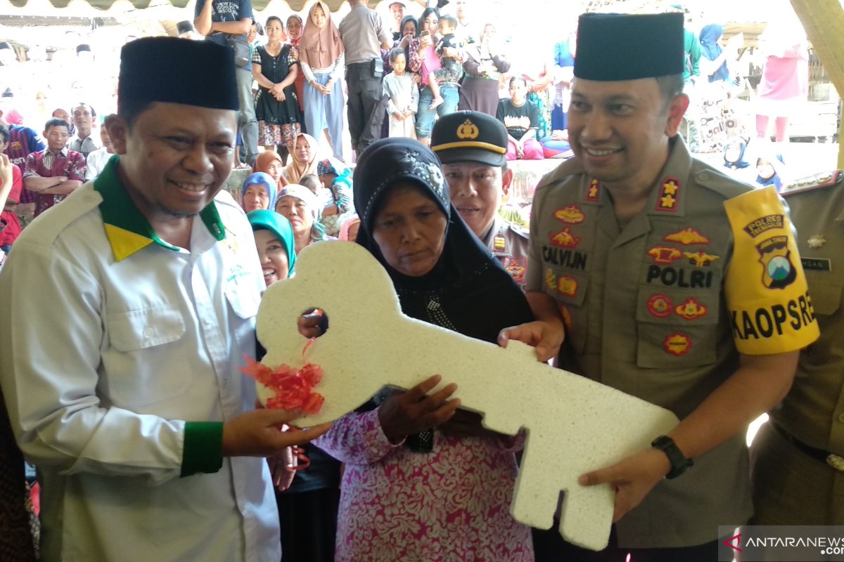 Seorang nenek di Trenggalek menangis haru terima bantuan bedah rumah