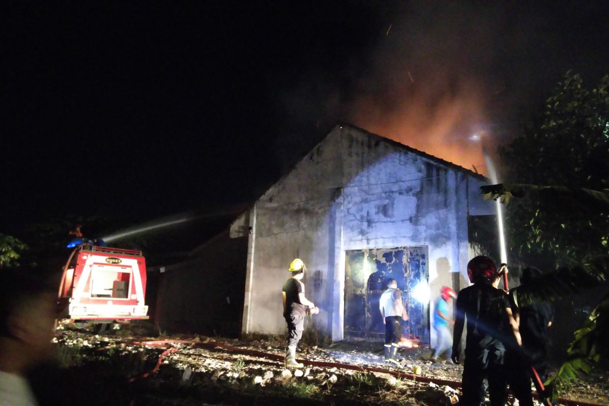 Gudang mi dan lilin di Metro Selatan ludes terbakar