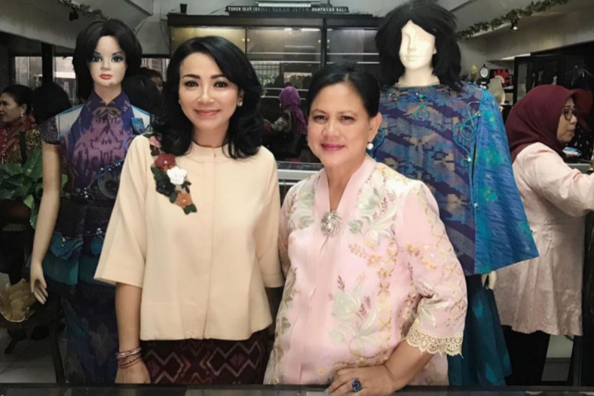 Iriana Joko Widodo kunjungi perajin tenun ikat di Denpasar