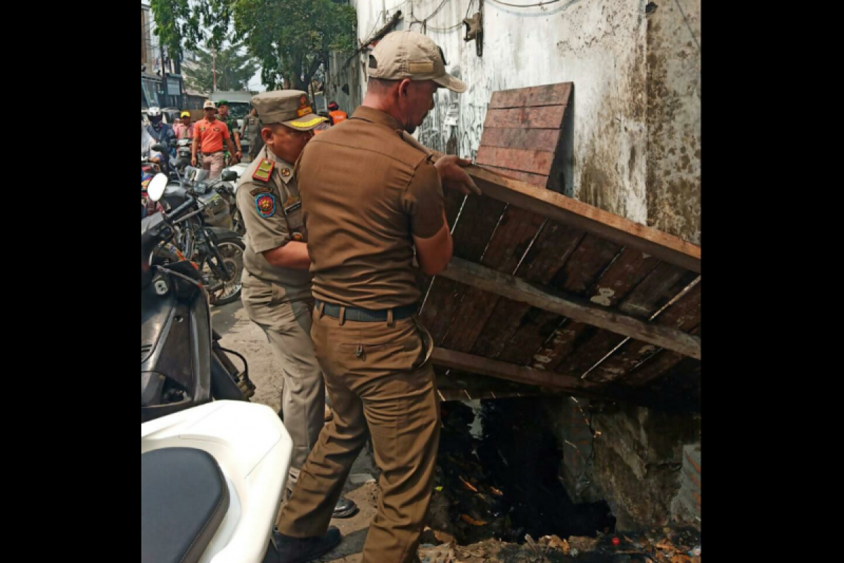 Lapak PKL dan gubuk liar di atas saluran air Cengkareng dibongkar