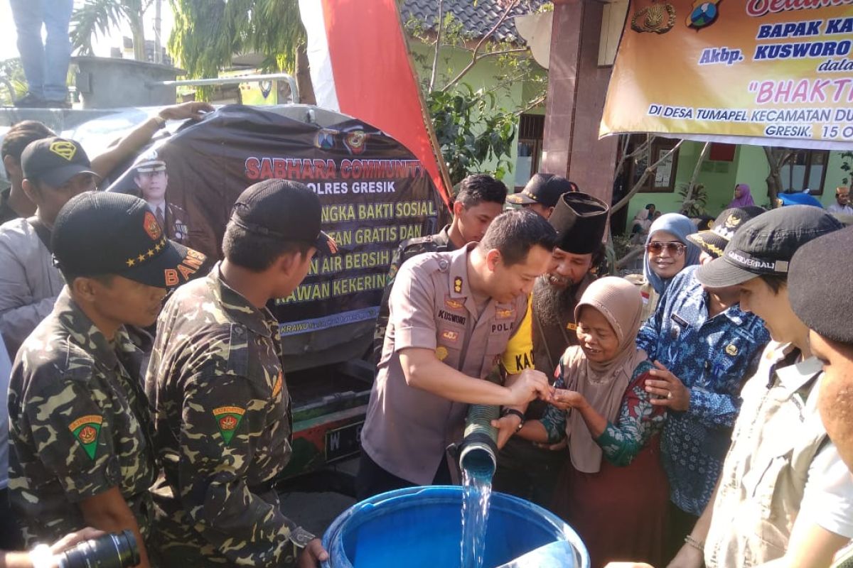 Polres Gresik bantu distribusikan air bersih di wilayah krisis