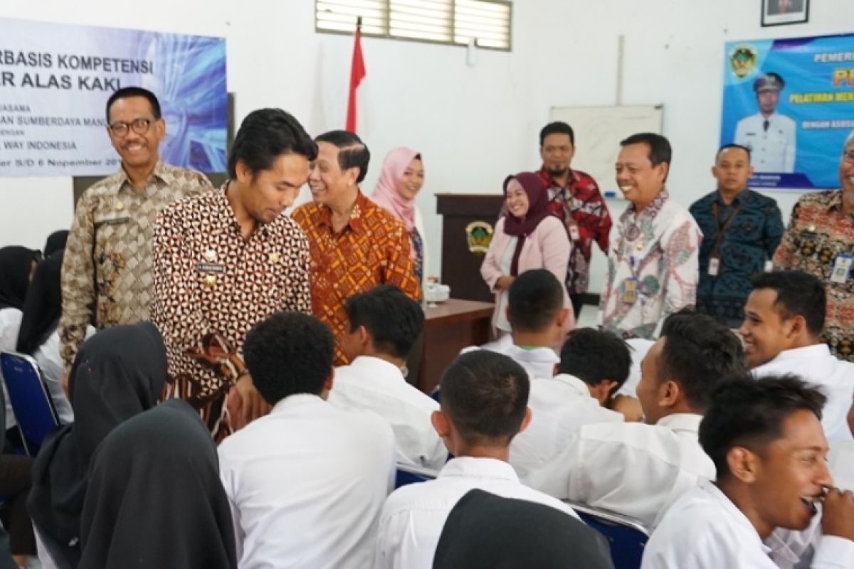 Pemkab Madiun gandeng Aprisindo gelar pelatihan kerajinan sepatu