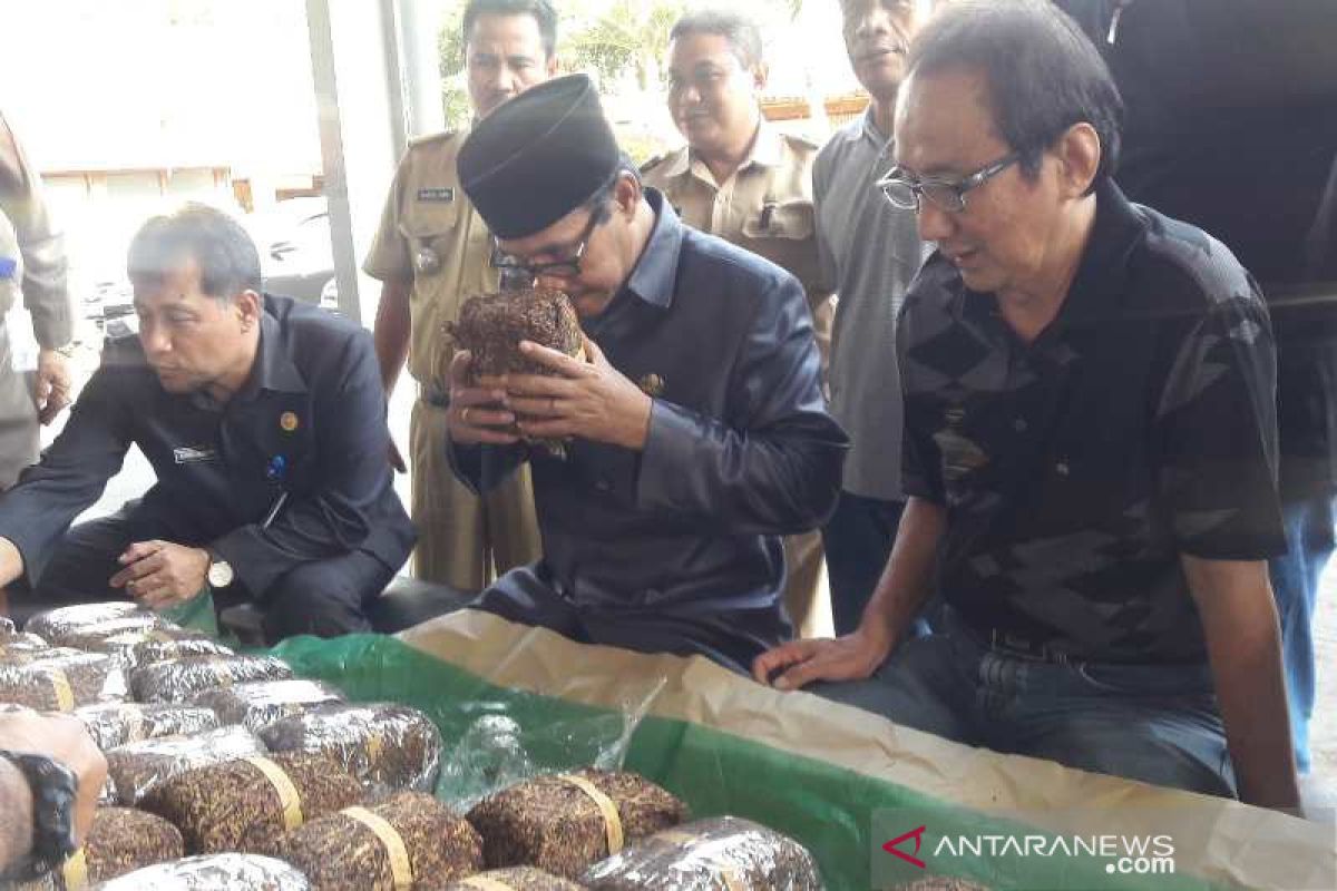 Pabrik rokok diharapkan beli tembakau petani dengan harga wajar