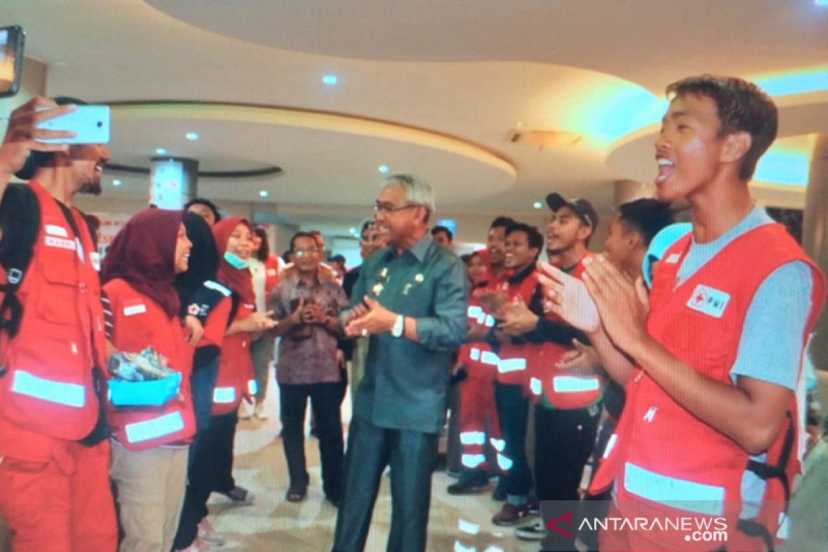 Bupati Lutim semangati relawan PMI Di Pelabuhan Makassar