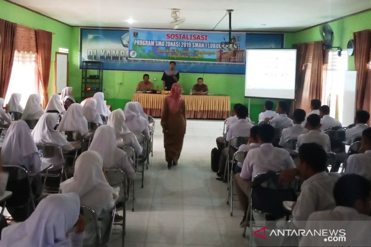 SMAN 1 Lubukbasung Agam latih siswa olah sampah jadi tas