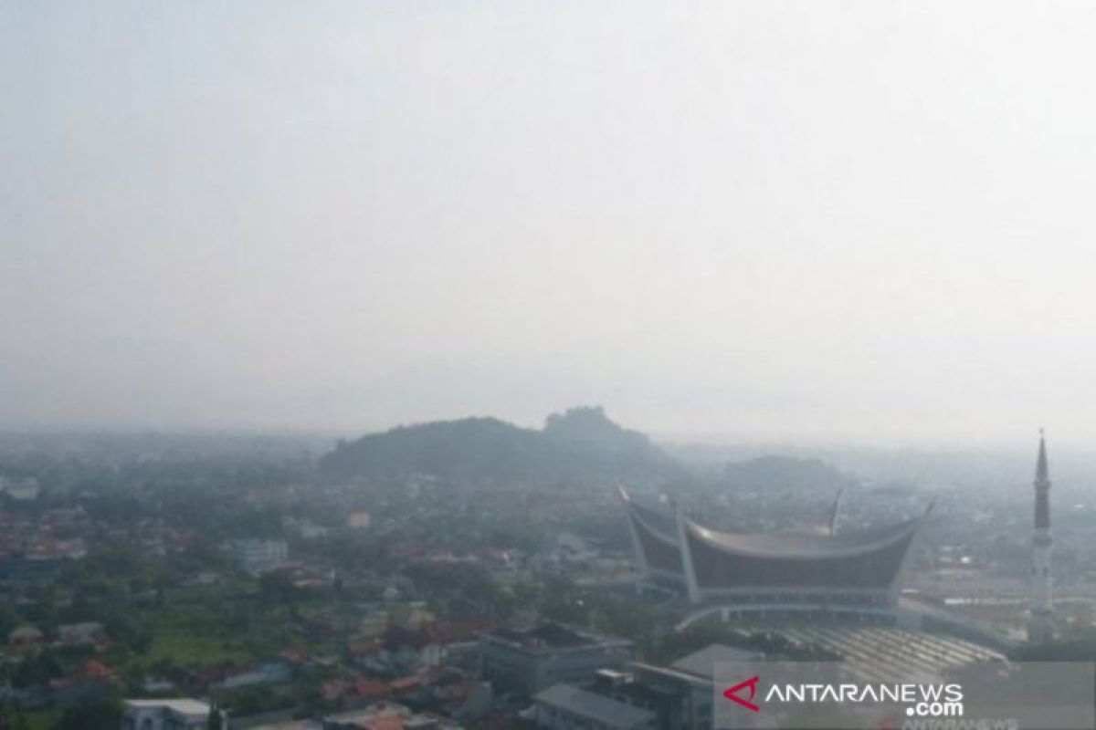 Kabut asap di Padang semakin pekat, jarak pandang jadi enam kilometer