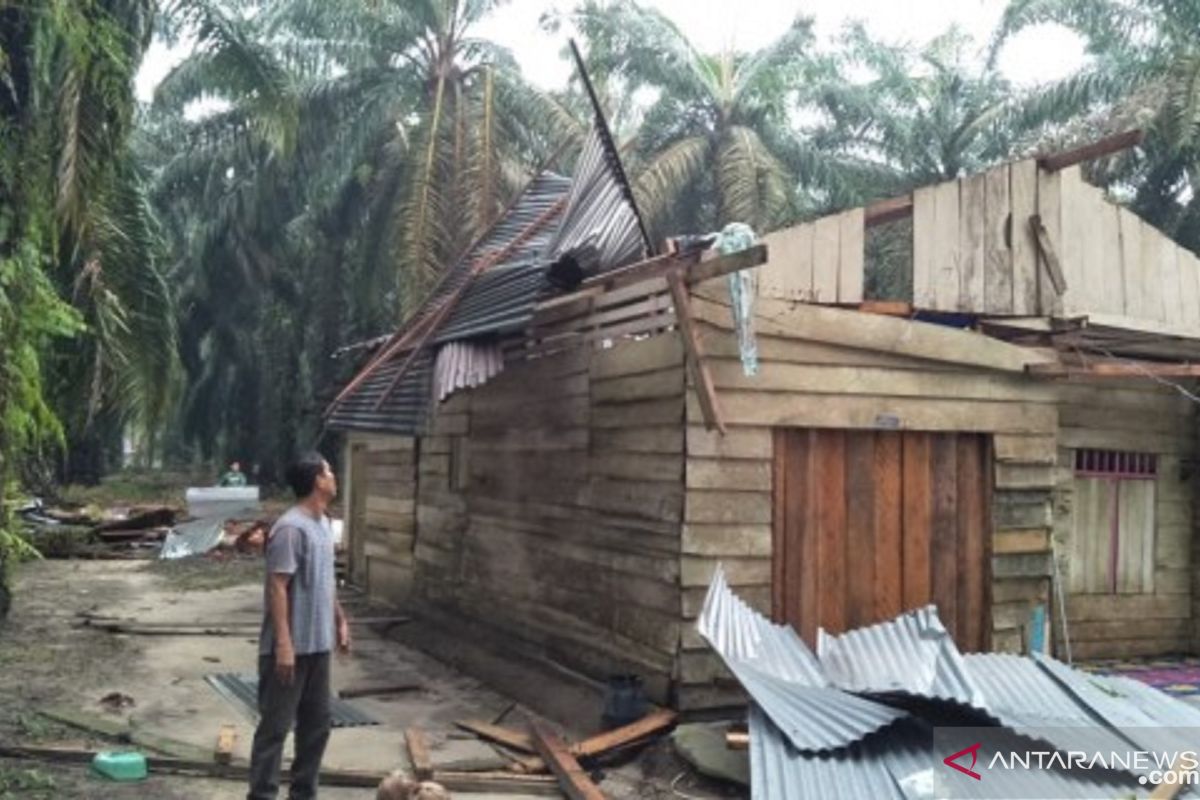 Bupati: puluhan bangunan di Kuansing rusak akibat puting beliung