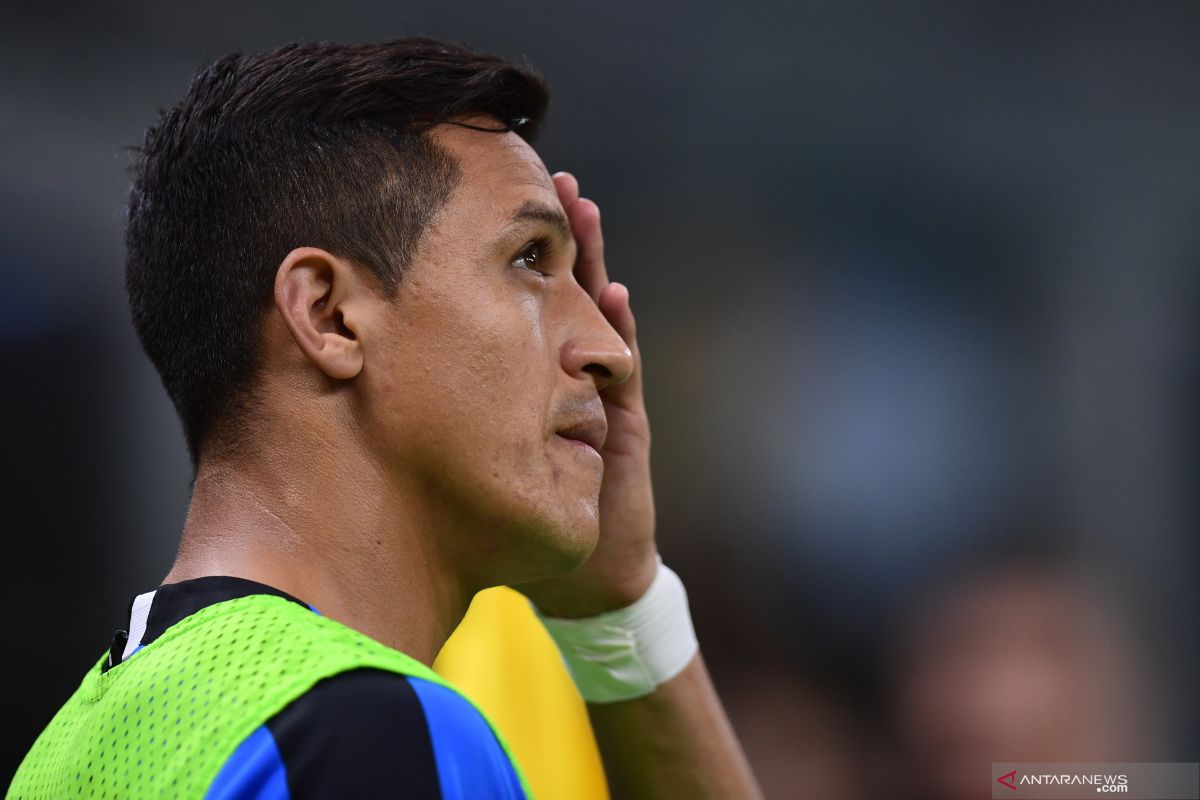 Pemain Inter Milan Sanchez akan absen tiga bulan setelah operasi pergelangan kaki