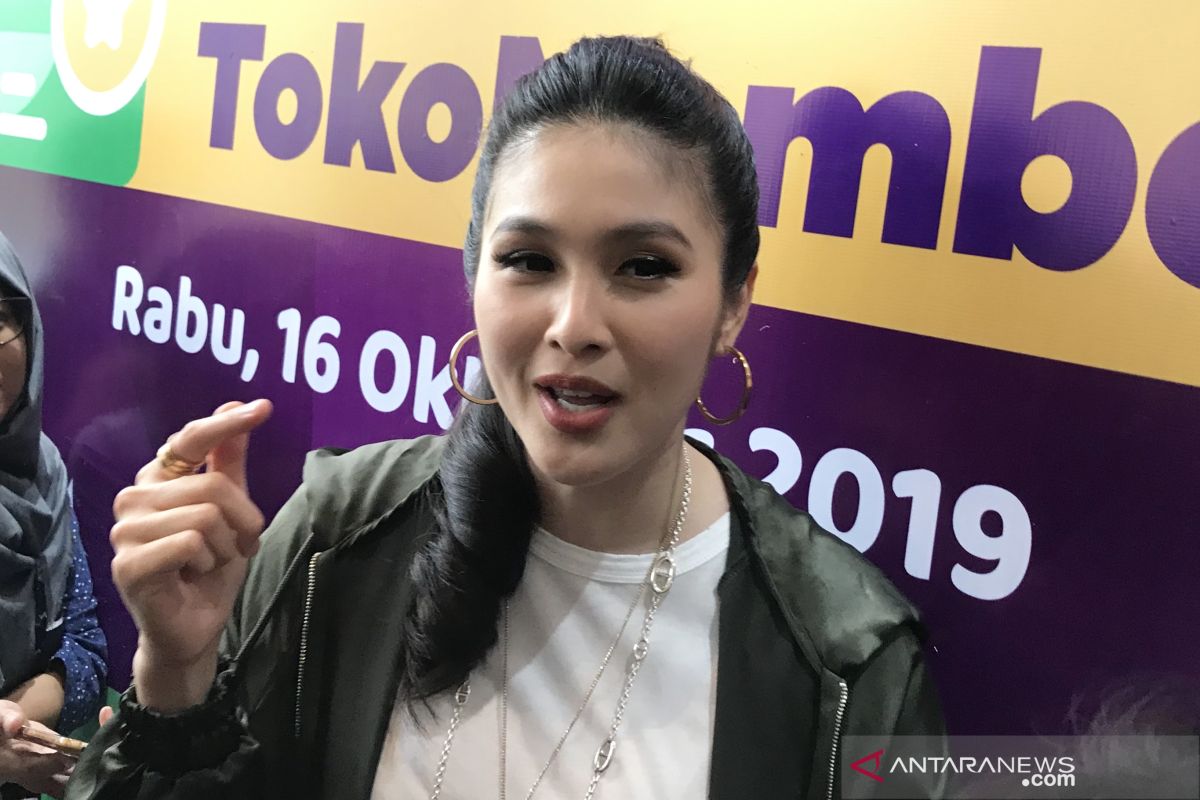 Seni dan Hiburan - Setelah melahirkan. Sandra Dewi kembali sesuaikan pekerjaan