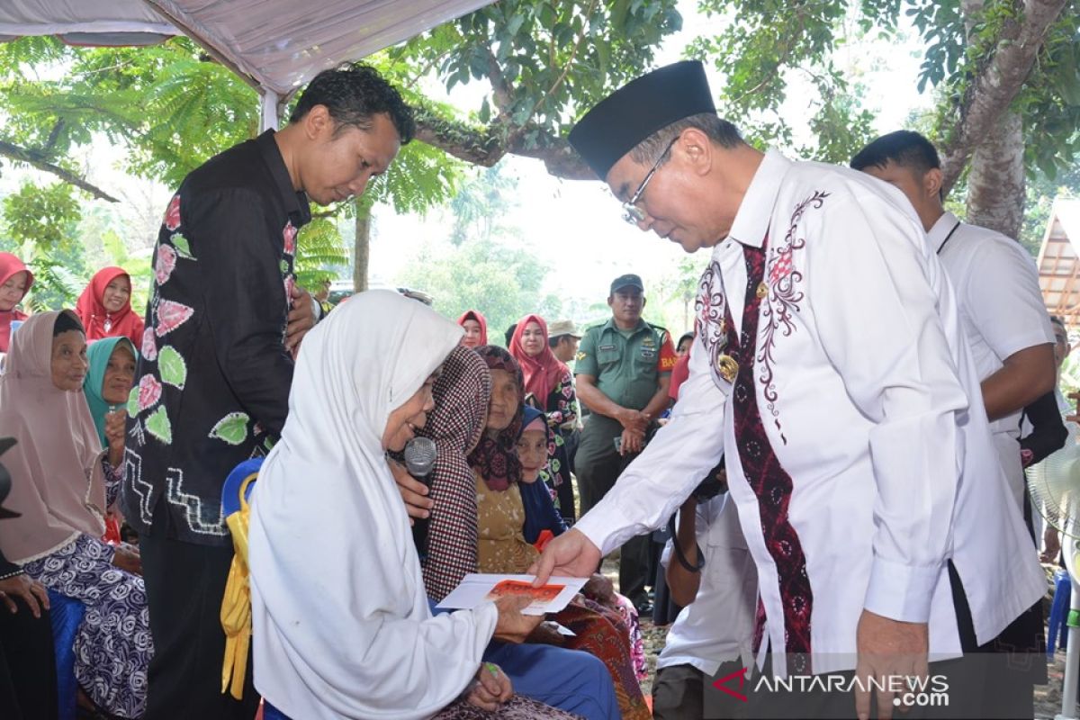 44 warga Kecamatan Padang Batung terima program bantuan