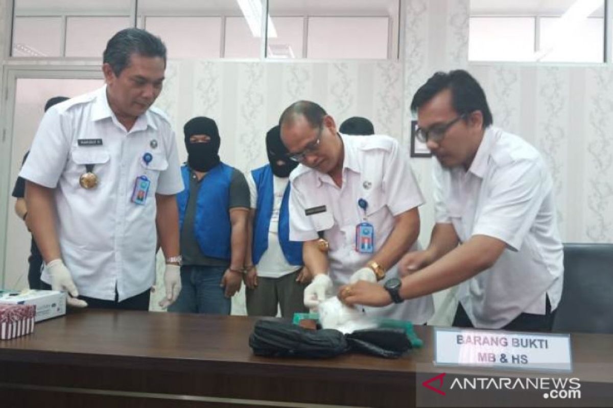 BNNP tangkap dua pria pembawa 400 gram sabu yang dikendalikan Lapas