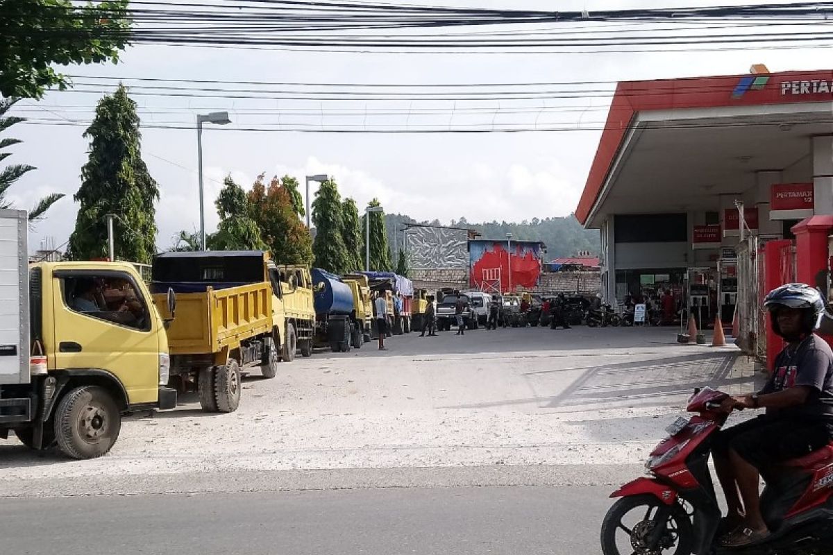 Antrean panjang solar di sejumlah SPBU Padang