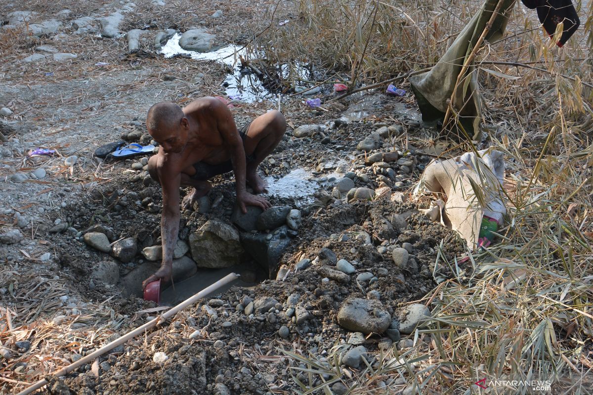 Kanwilkumham Jatim salurkan bantuan air bersih ke sejumlah daerah