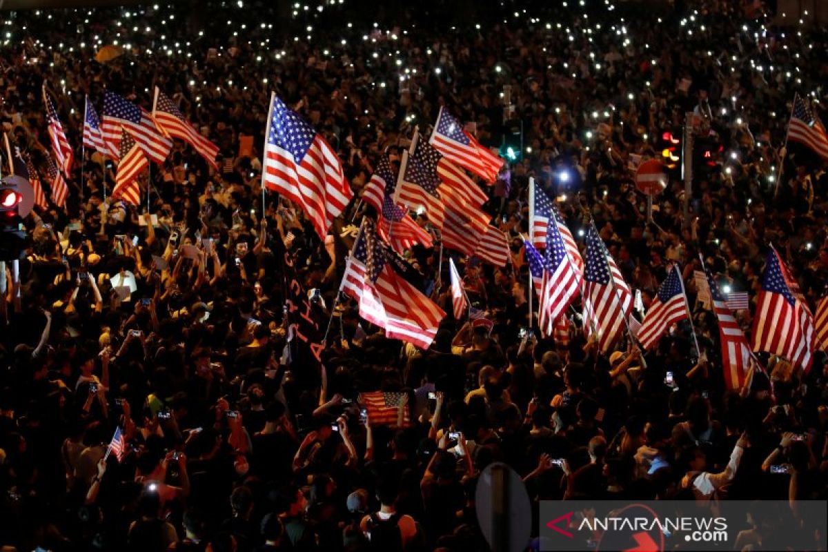 Donald Trump setujui aturan yang mendukung pemrotes Hong Kong