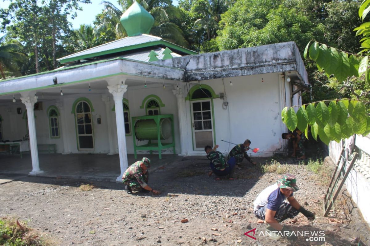 TMMD kerja bakti bersihkan gedung ibadah di Sangihe