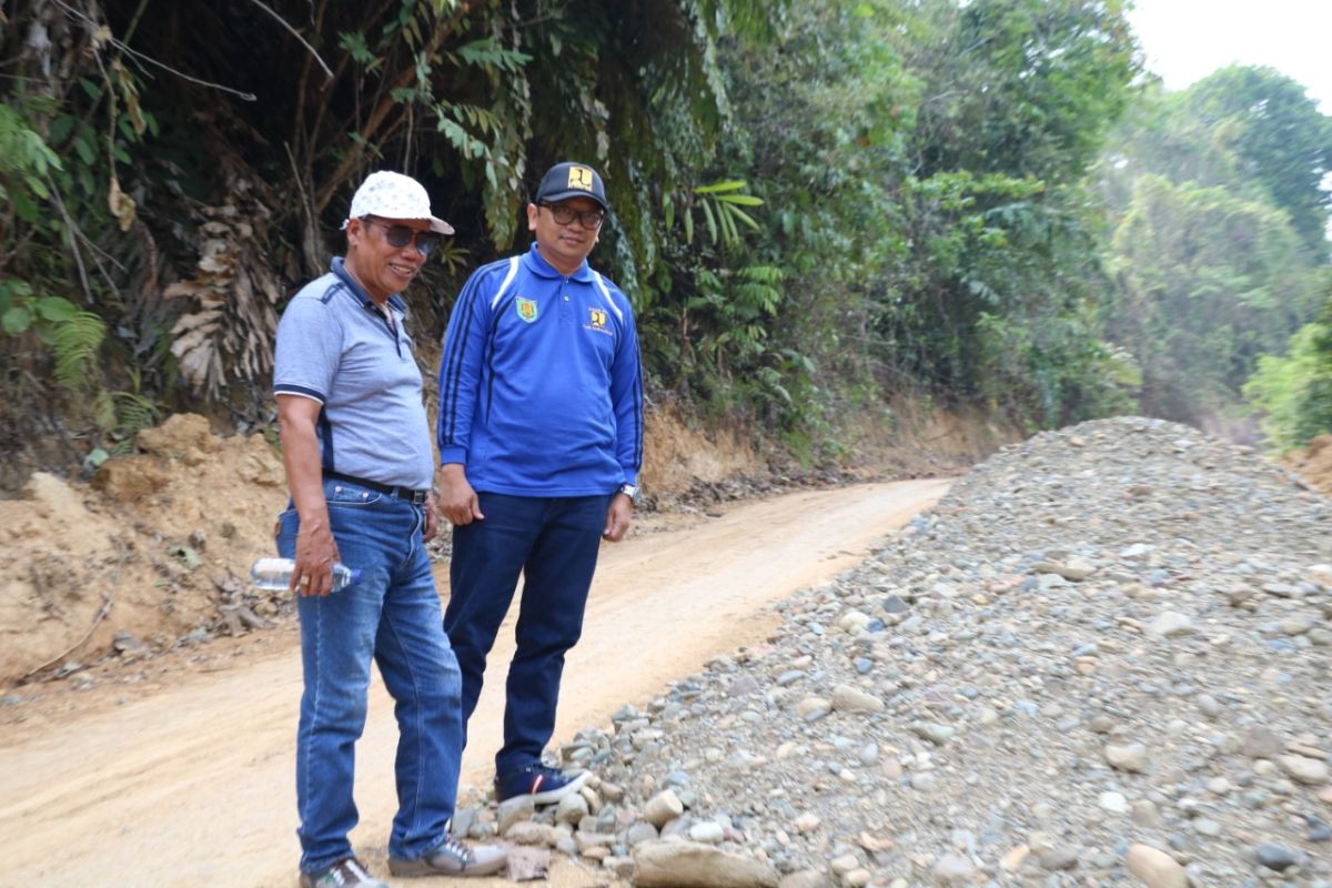 Anggota Dewan  Tabalong tinjau perbaikan jalan Desa Salikung