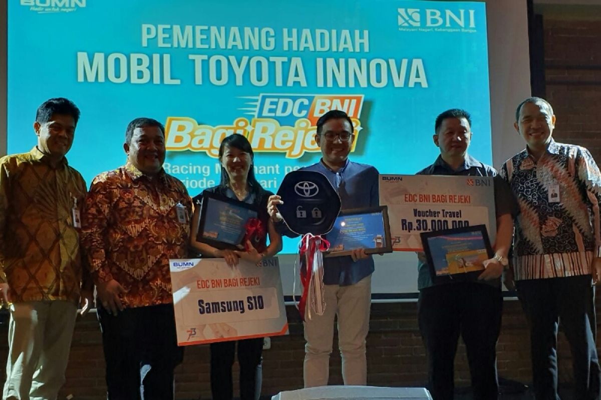 BNI Makassar manjakan mitranya dengan pemberian hadiah menarik