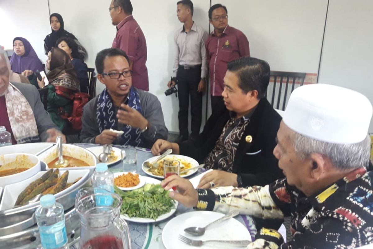 Wali kota Ibnu Sina ajak warga Banjar Malaysia jenguk banua