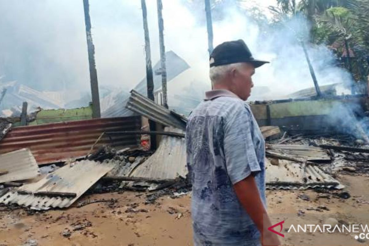 Rumah kontrakan Lelo Hasibuan di Tapanuli Selatan habis terbakar