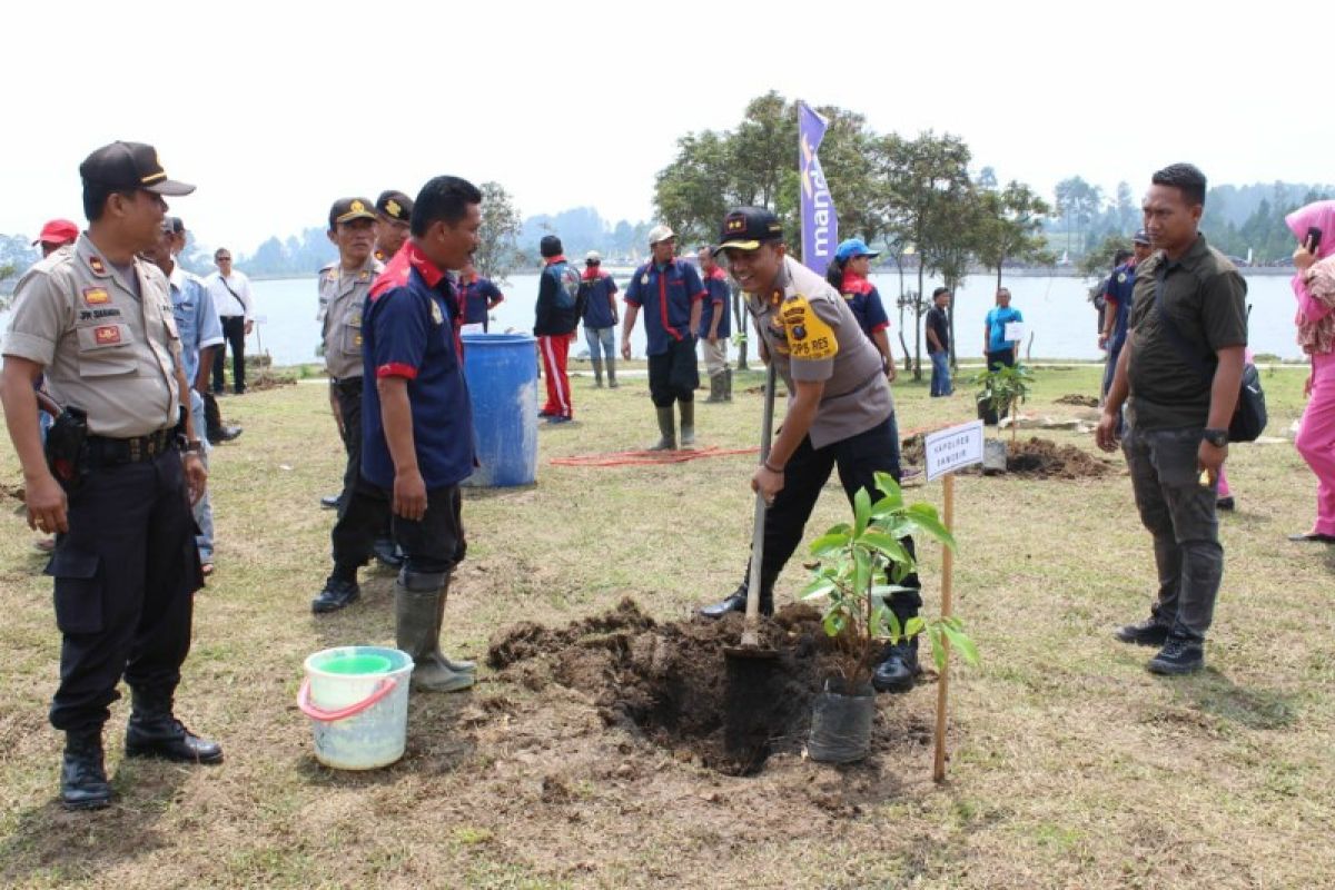 Polres Samosir tanam 29 jenis tanaman produktif di Aek Natonang