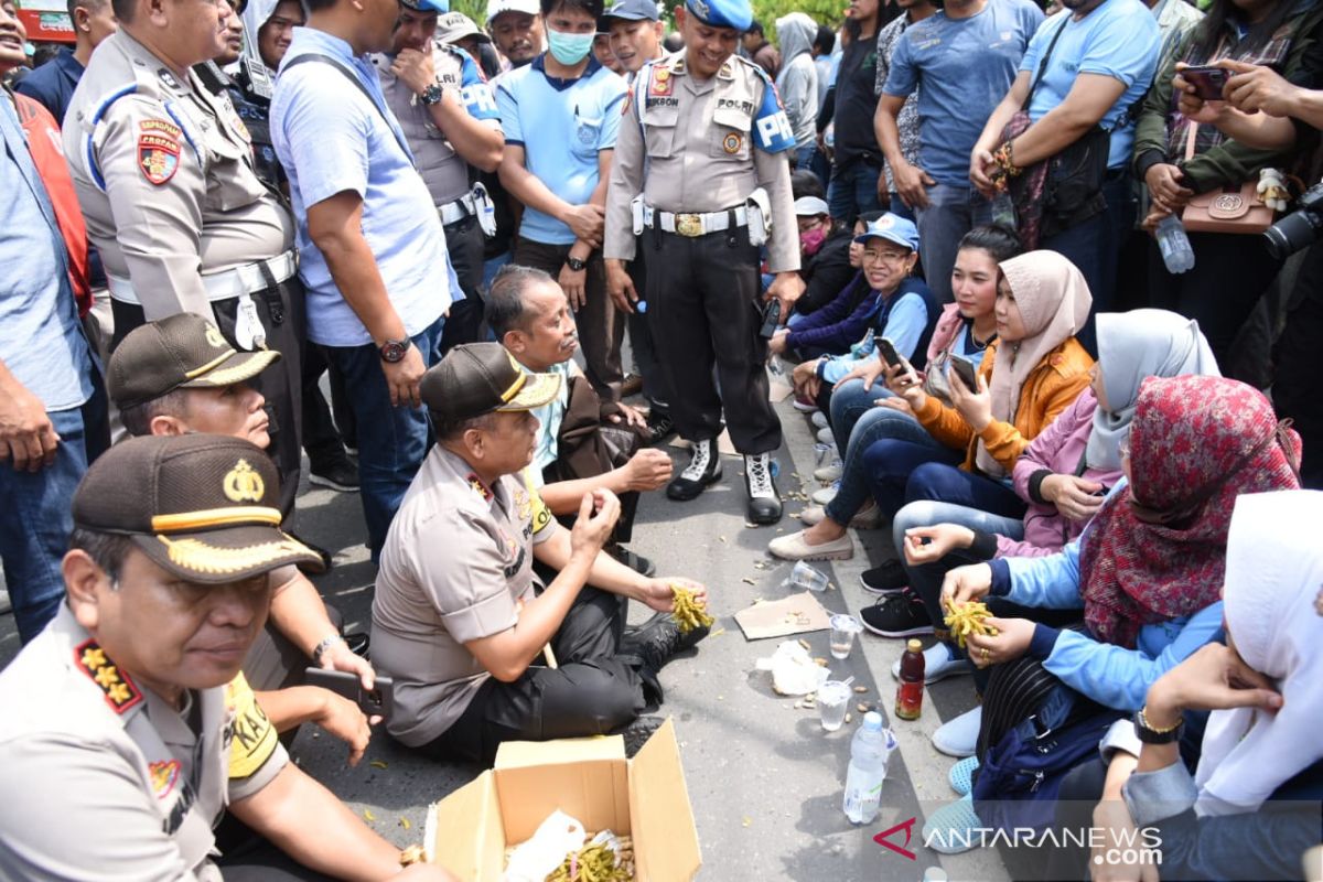 Bercengkrama dengan massa, pendekatan humanis Kapolda bikin aksi buruh mencair