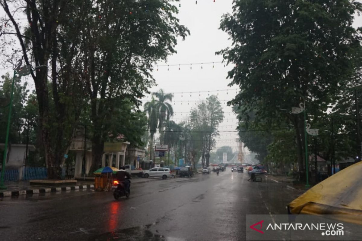 Hujan deras, kabut asap di Kota Jambi dan sekitarnya mulai menipis