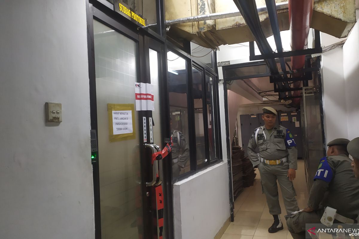 Segel KPK melilit di pintu masuk Wali Kota Medan