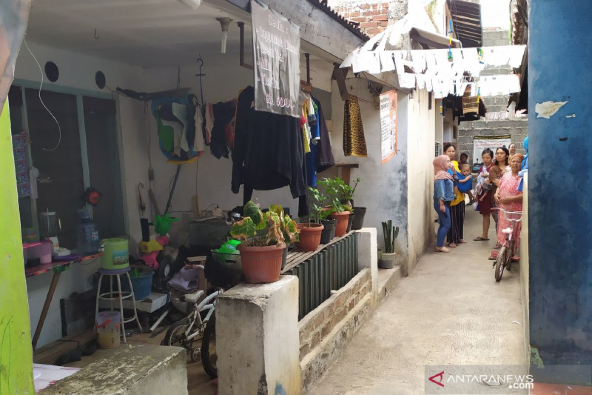 Densus 88 geledah rumah di pemukiman di Bandung