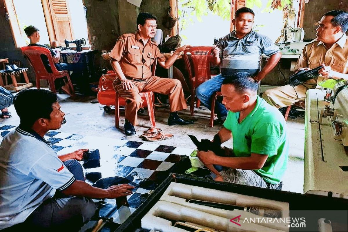 Diskominfo Madina tinjau pelatihan pembuatan sepatu di Desa Simalagi