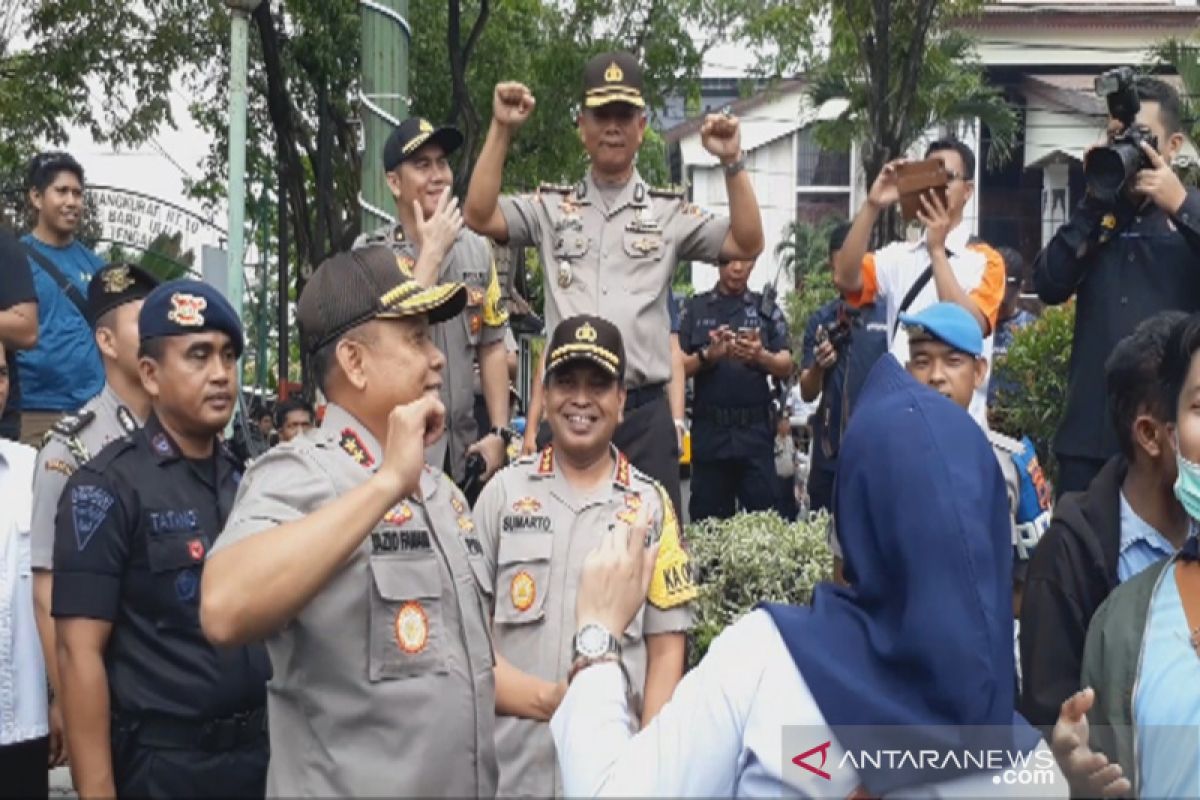 Kapolda pun joget bersama pendemo