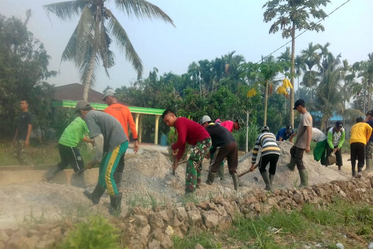 Satgas TMMD Kodim 0314/Inhil Dan Warga Gotong-royong Timbun Jalan Merdeka