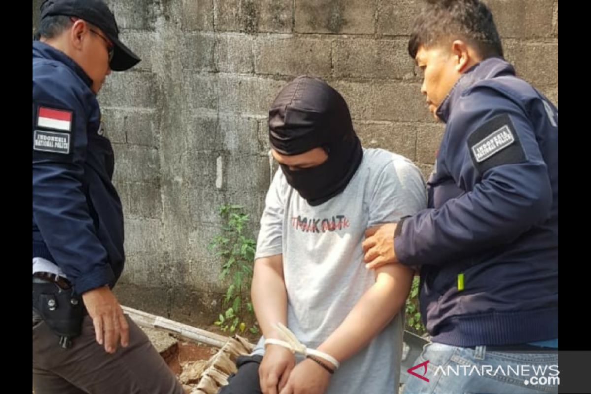 Terbakar api cemburu, pemuda ini bacok dan tusuk teman pacarnya dengan pisau