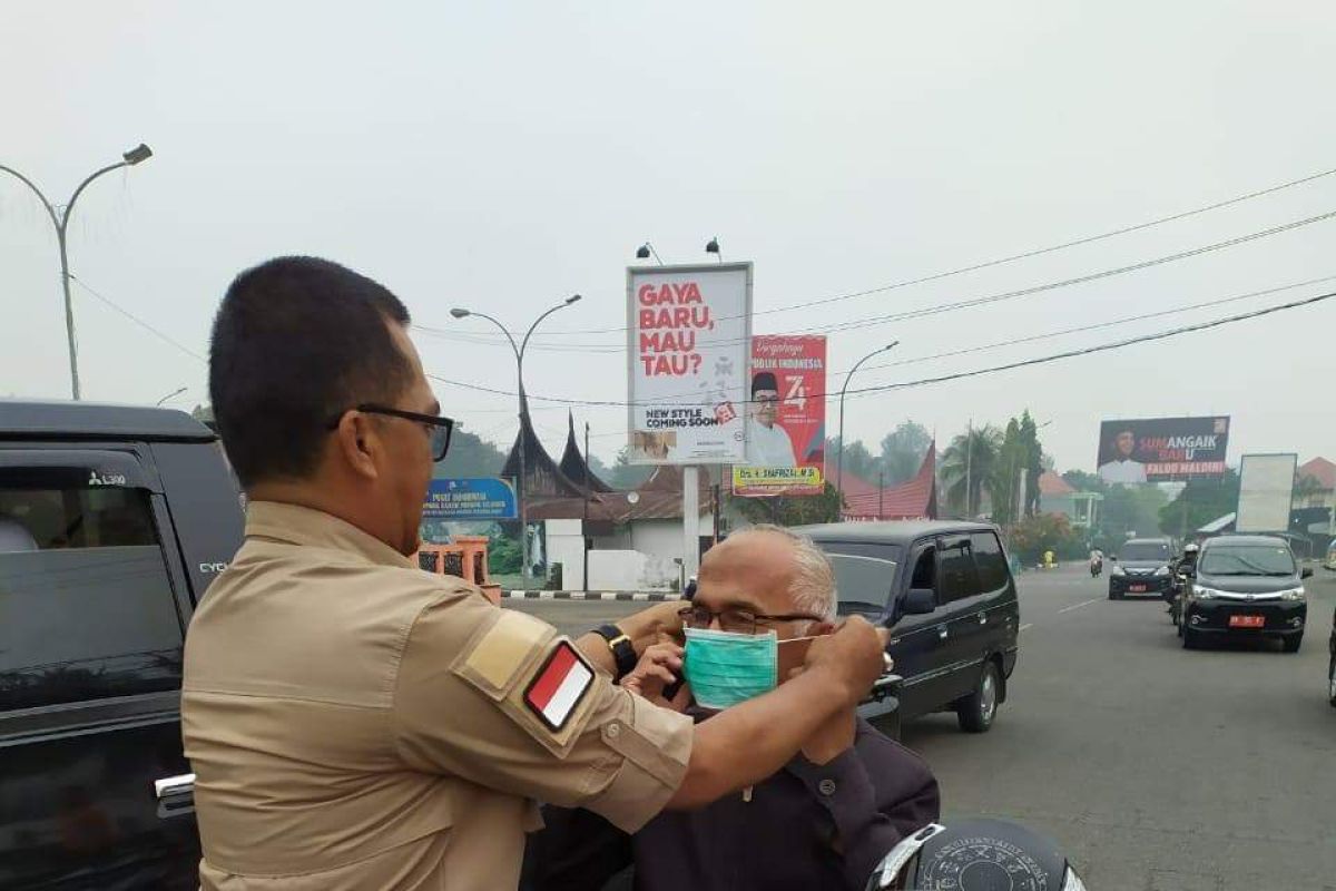 BPBD Sijunjung bagikan 2.000 masker pada pengendara, kabut asap kian tebal