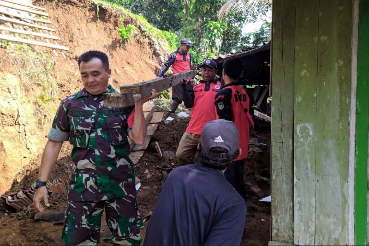 Sebuah rumah di Banyumas tertimpa talut longsor