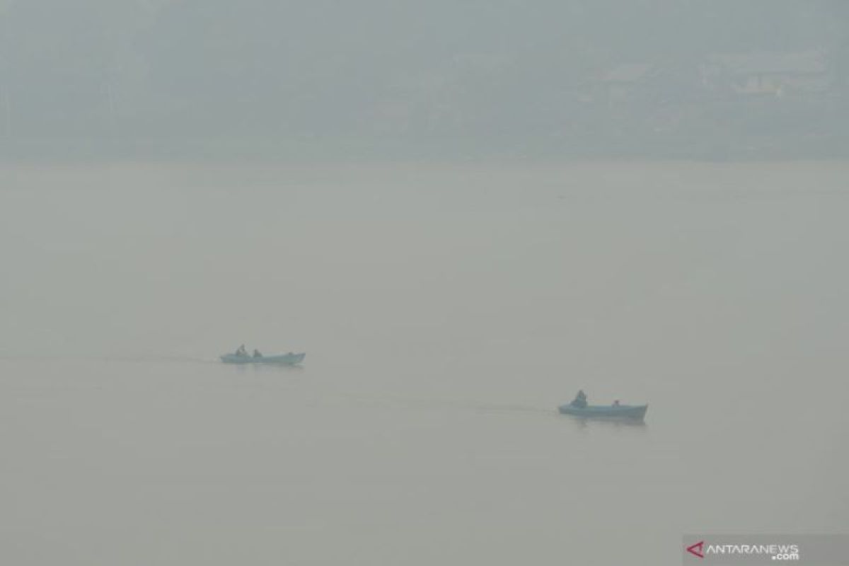 Penampakan sungai Batanghari yang diselimuti kabut asap