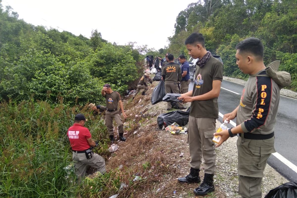 Sat Pol PP Kapuas Hulu turun tangan bersihkan sampah di jalanan