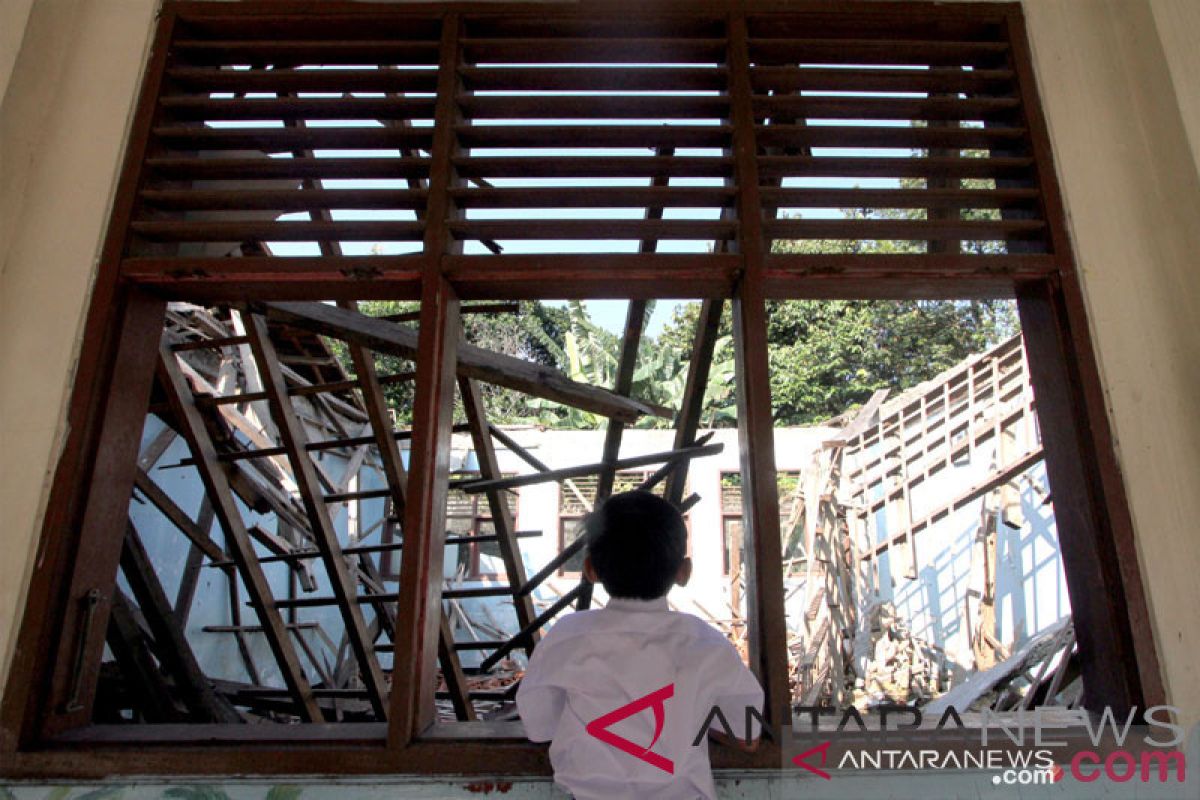 Sekolah rusak, ratusan pelajar SD Karawang belajar di halaman rumah warga