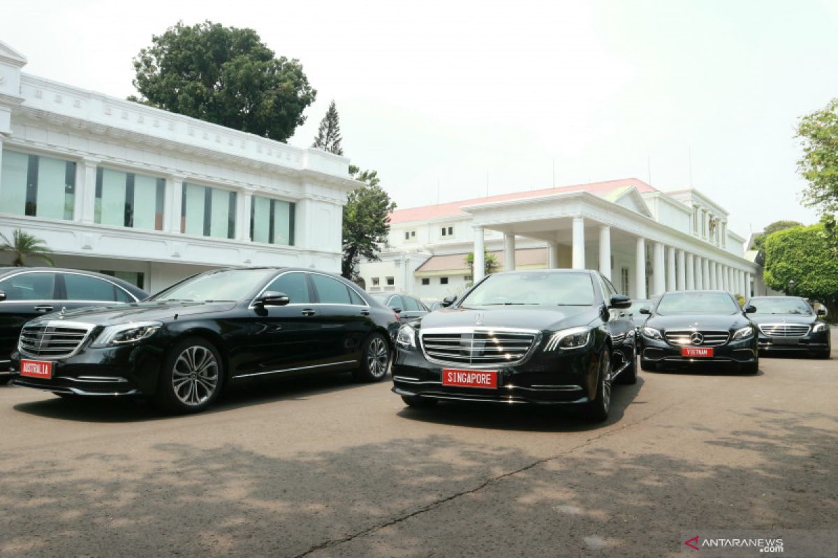 Belasan mobil "Mercy" parkir untuk tamu negara di Istana